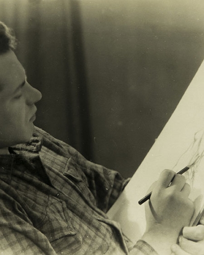 Neznani fotograf, Ivo Lenščak pri risanju, ok. 1955, želat. sr. brom, papir, zasebna last Neznani fotograf, Ivo Lenščak pri risanju, ok. 1955, želat. sr. brom, papir, zasebna last