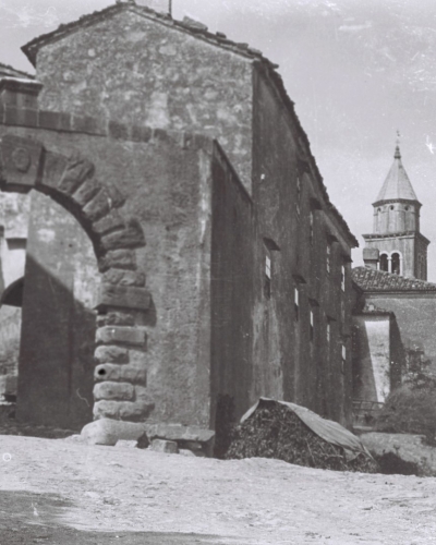 Veno Pilon, Obzidje in vrata v mesto Sv. Križ na Vipavskem, 1922-1925, čb negativ, 6,5 x 9 cm, Izvor Pokrajinski arhiv v Novi Gorici Veno Pilon, Obzidje in vrata v mesto Sv. Križ na Vipavskem, 1922-1925, čb negativ, 6,5 x 9 cm, Izvor Pokrajinski arhiv v Novi Gorici