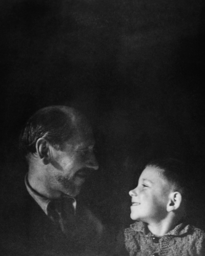 Veno in Dominique Pilon, ok. 1945, ČB fotografija (posneto s samosprožilcem)