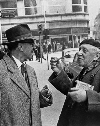 Edi Šelhaus, Slikar Veno Pilon in publicist Ivan Kreft, Ljubljana, marec  1967, črno-beli negativ, leica, Muzej novejše zgodovine Slovenije