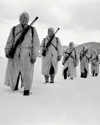 Edi Šelhaus, Partizanska izvidnica v belem, Babno polje, 1944, črno-beli negativ, Muzej novejše zgodovine Slovenije